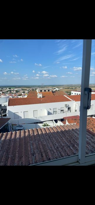 Apartamento T2 com lareira, marquise e vista desafogada