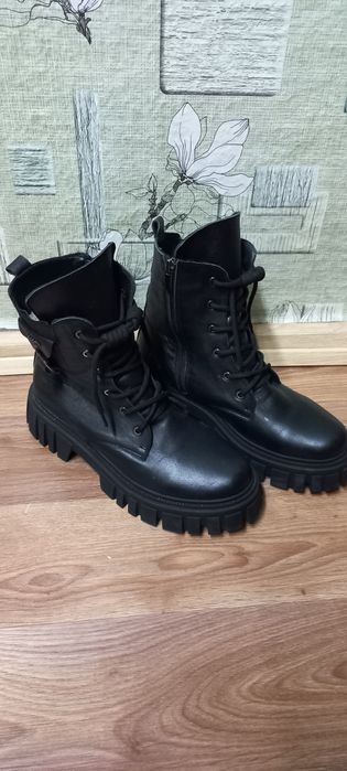 Продам женские сапоги из натуральной кожи.