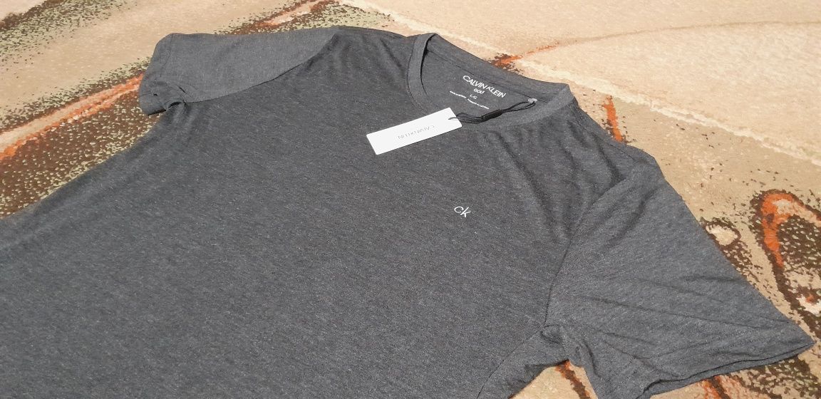 Koszulka męska Calvin Klein.L,XL.NOWA.Cena 70 zł.ZAPRASZAM.