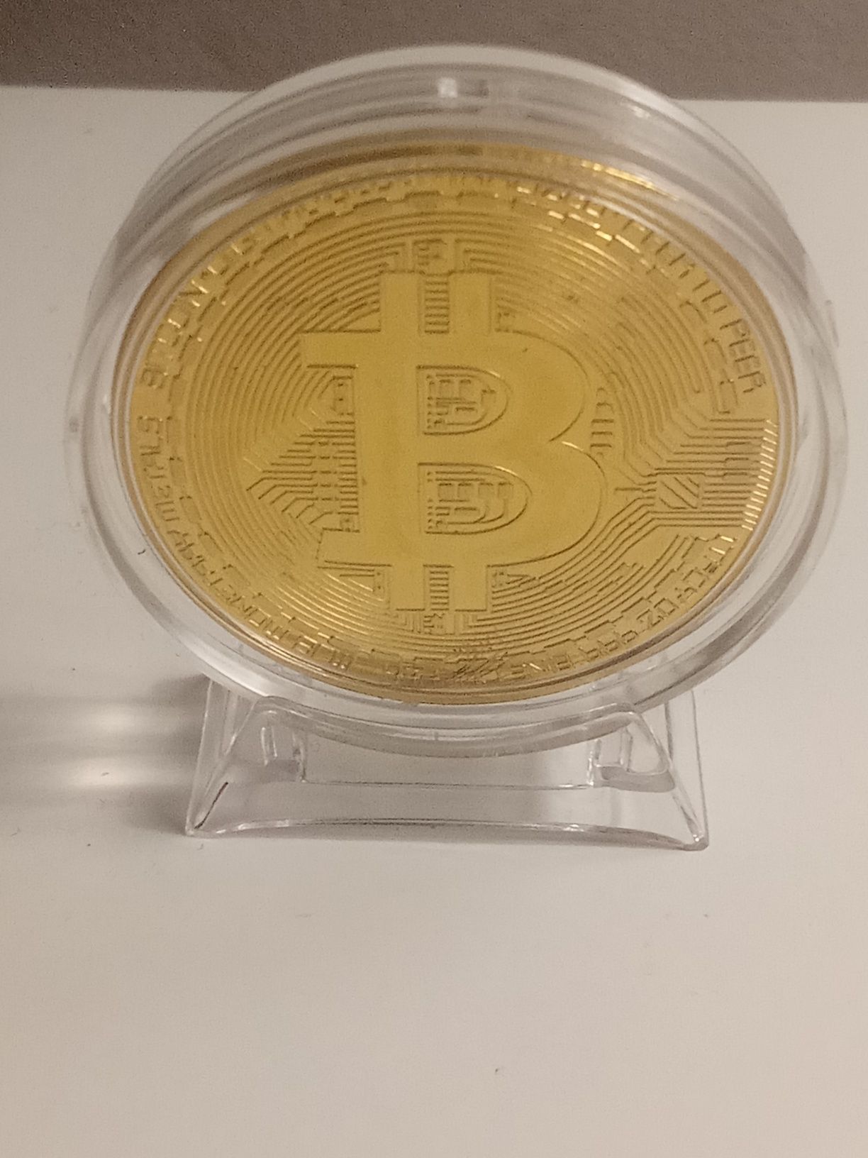 Bitcoin w stojącym holderze