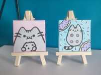 Dwa mini obrazy ręcznie malowane Pusheen 7x7cm plus sztaluga