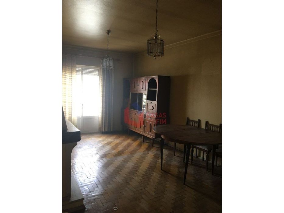 Prédio T3 c/ loja arrendada por baixo.
