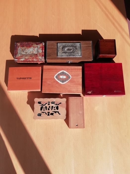 Conjunto de caixas em madeira.