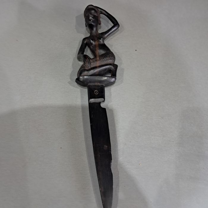 Stary nóż afrykański z drewna hebanowego