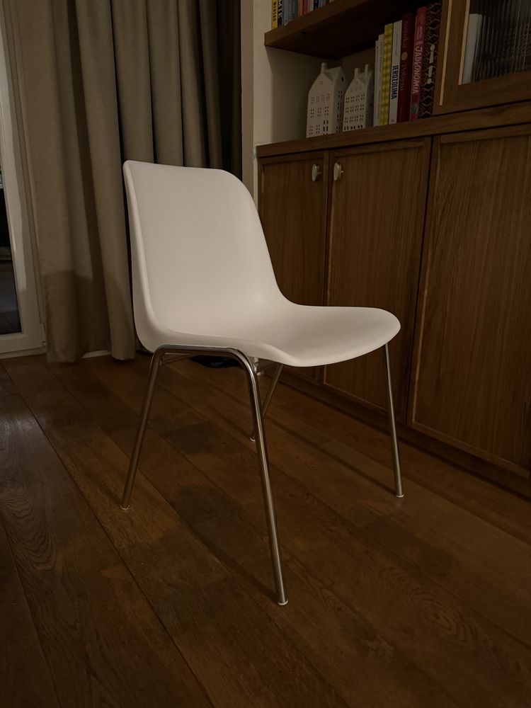 Krzeslo biale plastikowe oparcie