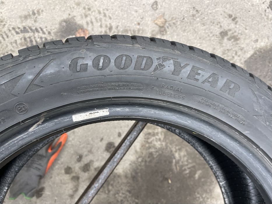 Шини 215/55/17 GoodYear UltraGrip зима 2шт