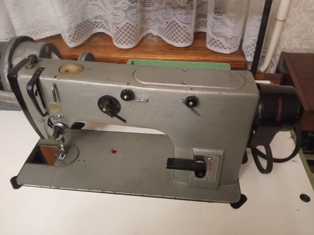 Промислова швейна машинка 1022 м