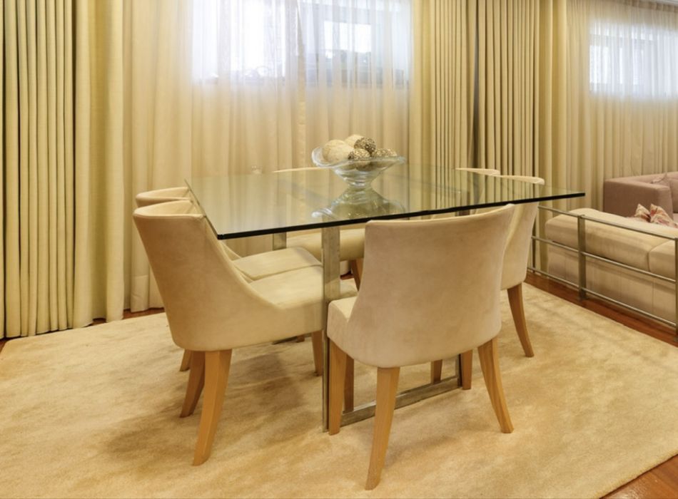 Mesa com 6 cadeiras