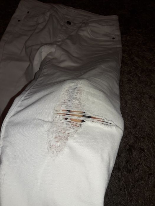 Białe jeansy z dziurami