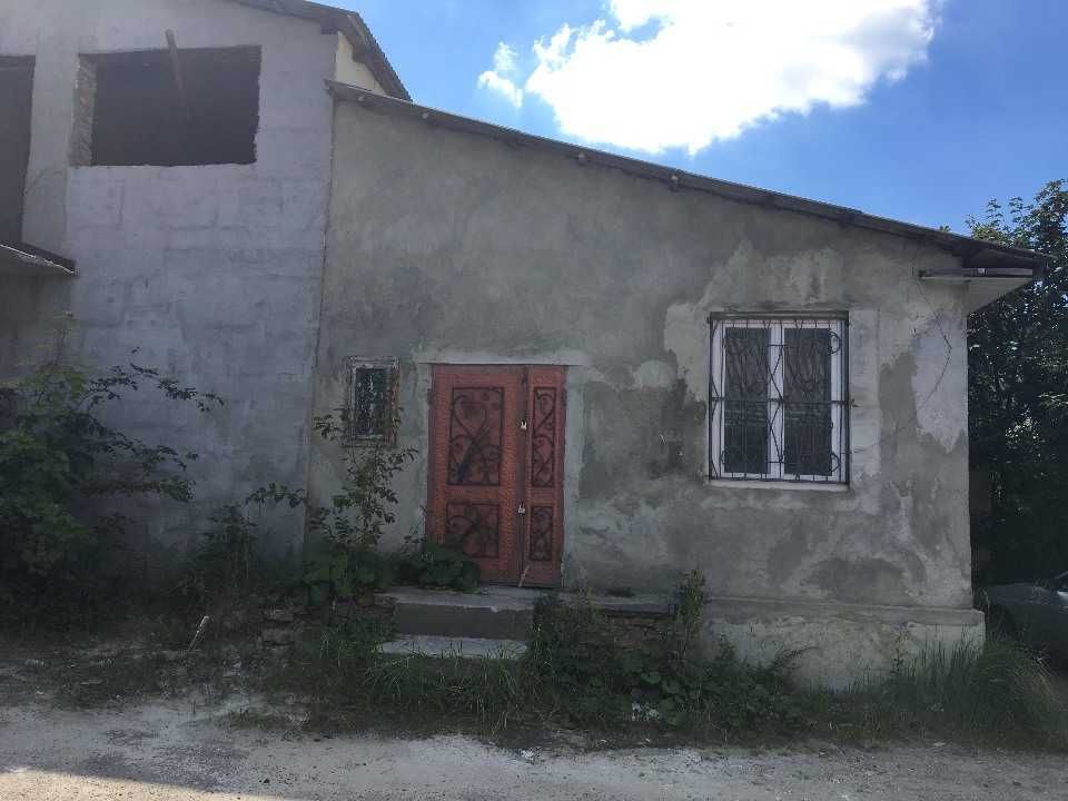 Нежитлова будівля, центр