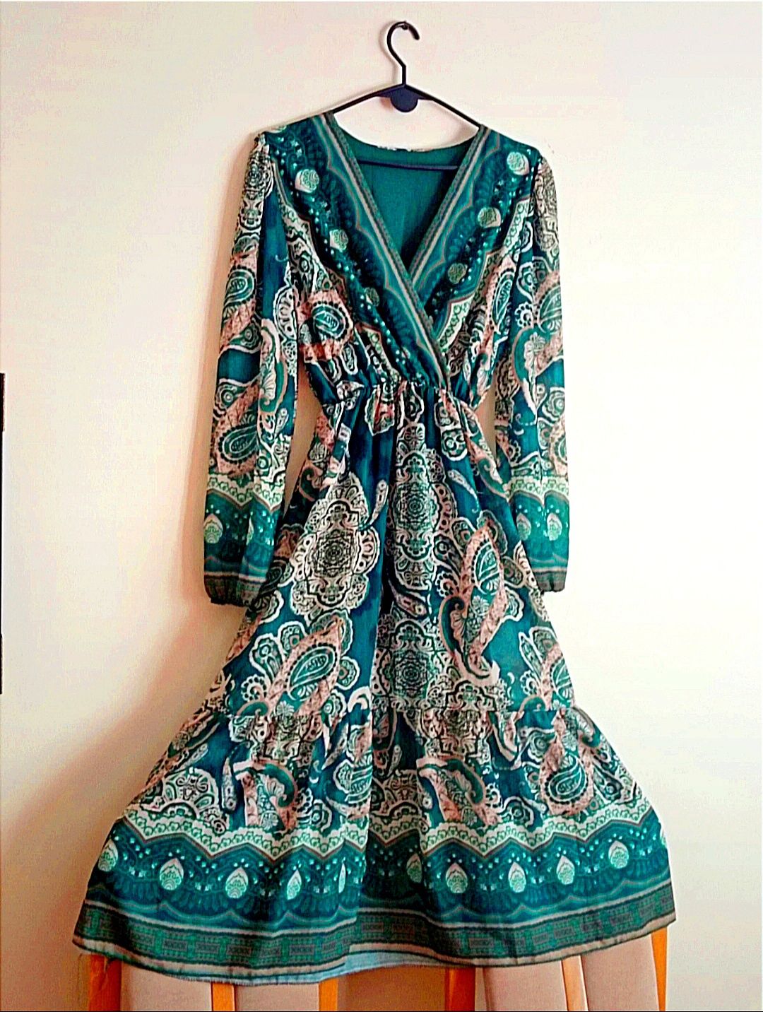 Piękna ciemnozielona sukienka midi z falbanką,uni, od L/12/40-XL/42