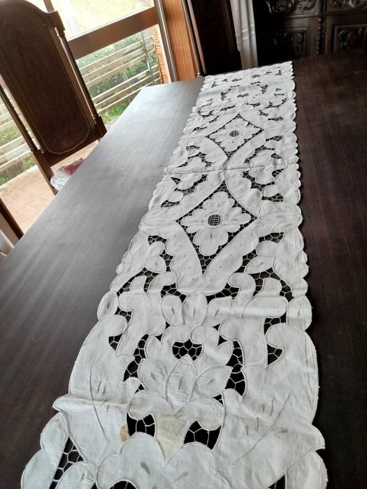 Um individual de mesa de jantar bordado a máquina