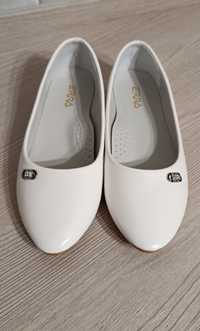 Білі туфлі на дівчинку 35 розмір