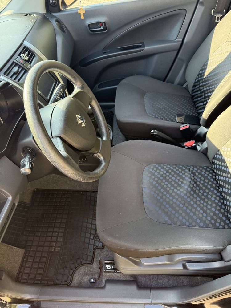 Czarne Suzuki Celerio 1.0