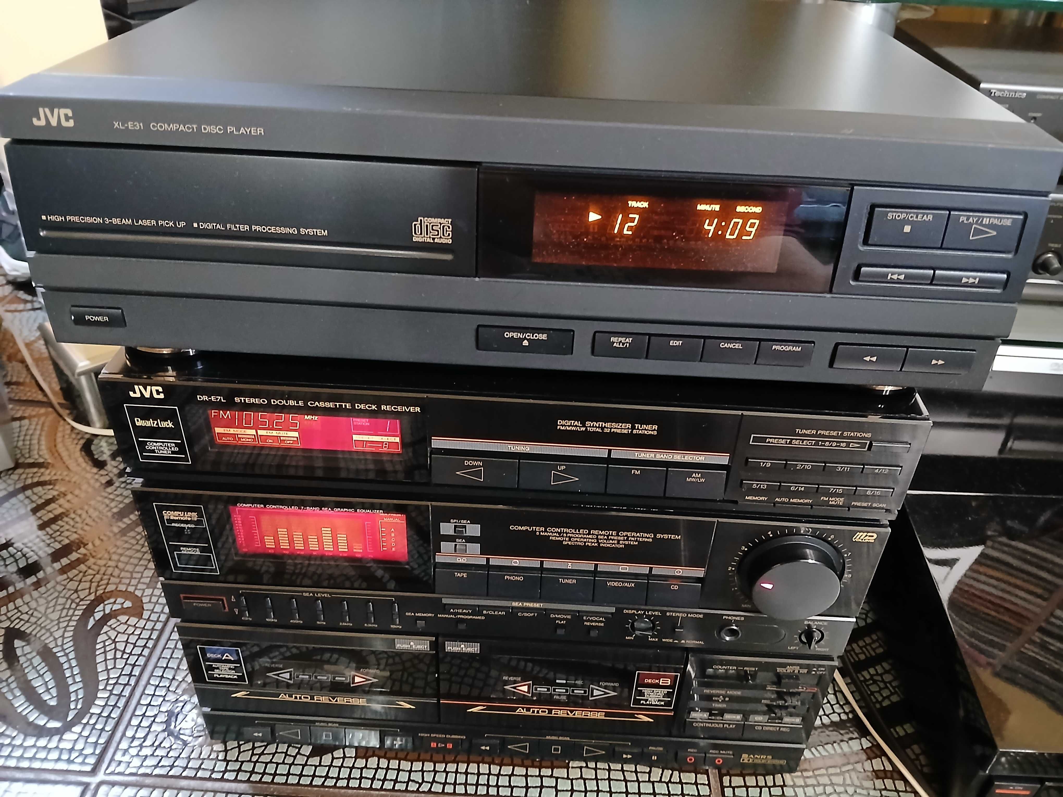 Wieża stereo JVC.