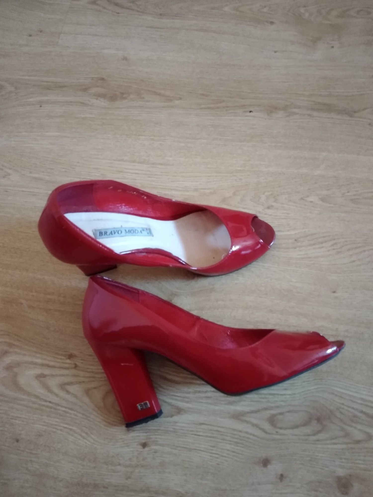 Мешти жіночі туфлі лак червоні