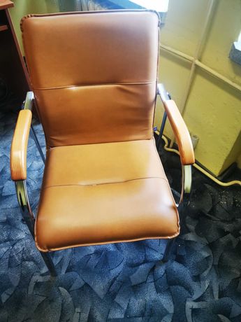dwa fotele/krzesła w kolorze jasny brąz