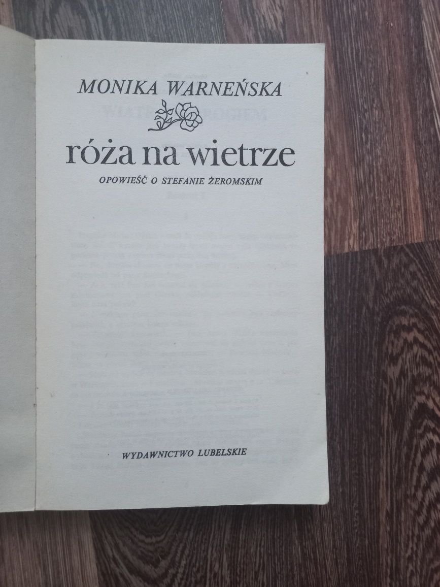 Stara książka róża na wietrze