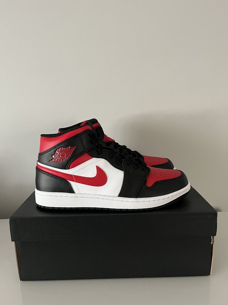 Air Jordan 1 Mid White Black Red (2022)