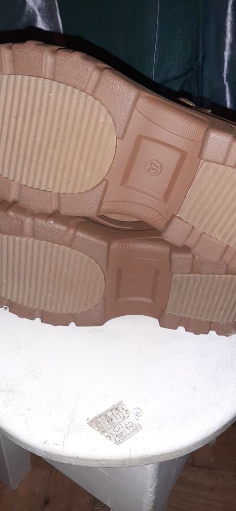 Botas camel da marca Bata