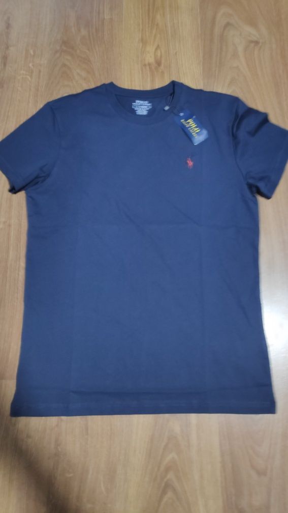 T shirt polo com etiqueta