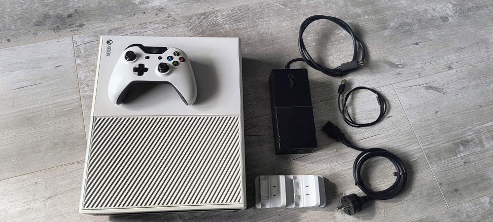Xbox one + Ładowarka