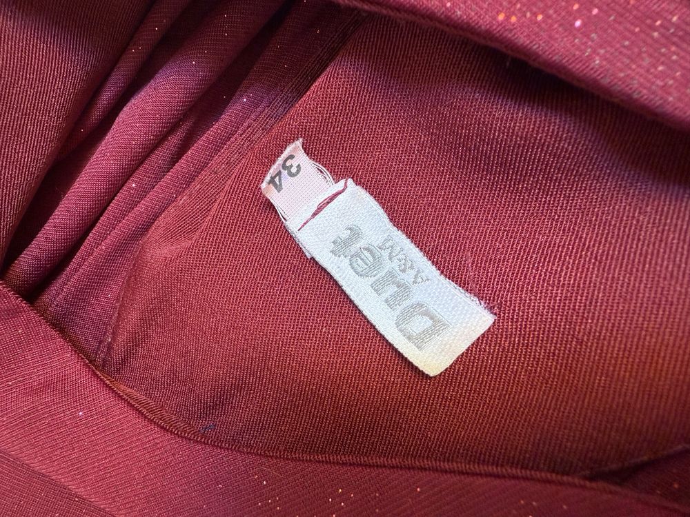 Bordowa brokatowa sukienka maxi długa z rozcięciem bez rękawów dekolt