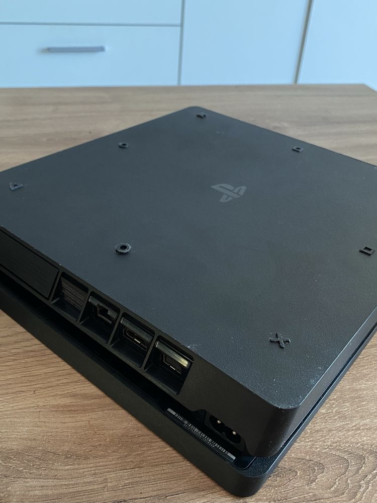 Playstation 4 Slim 1 TB + 2 pady