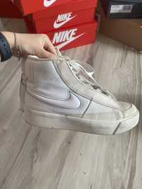 białe nike blazer