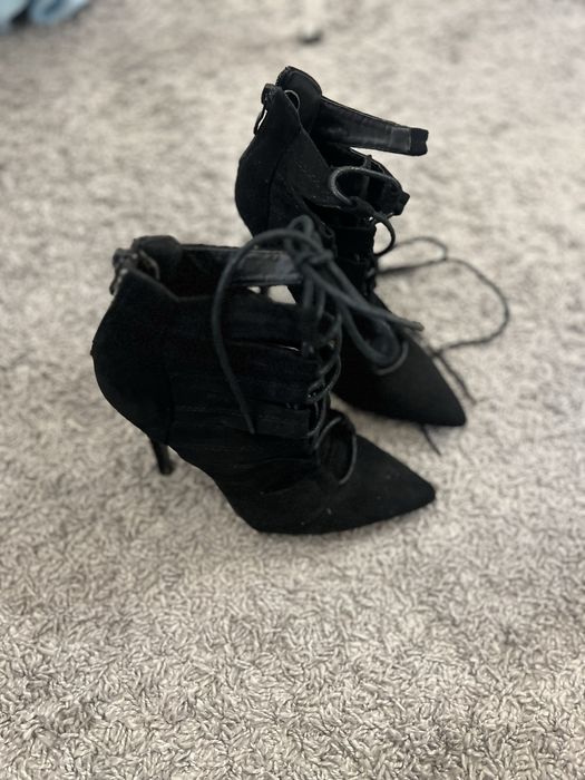 Czarne botki/sandałki na szpilce z wiązaniem – r. 36
