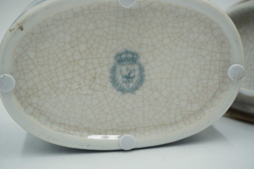 BOMBONIERA szkatułka porcelana z brązem-piesek niebieska