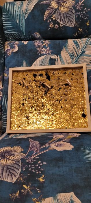 Ramka do zdjęć z cekinowym tłem.