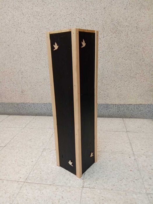 Coluna para arranjos de flores feita à mão em madeira