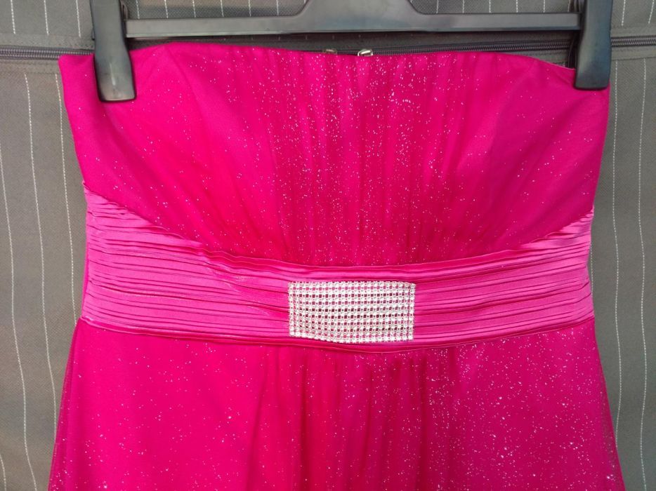 Różowa sukienka, z mieniącym się wierzchnim materiałem