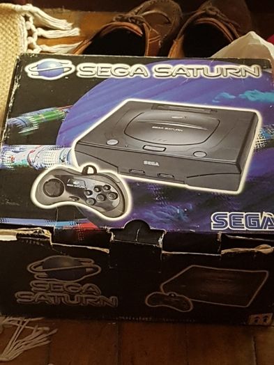 Consola Sega Saturn com 1 comando original e caixa