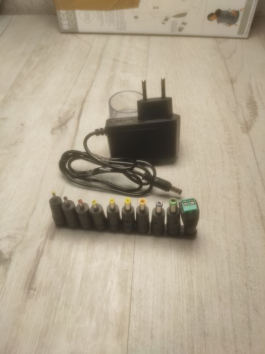 Zasilacz sieciowy 12V 1A z wymiennymi końcówkami Alitove ALT-1201