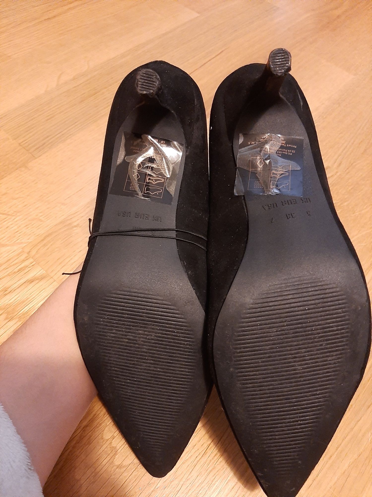 Sapatos pretos com tacao NOVOS n.38