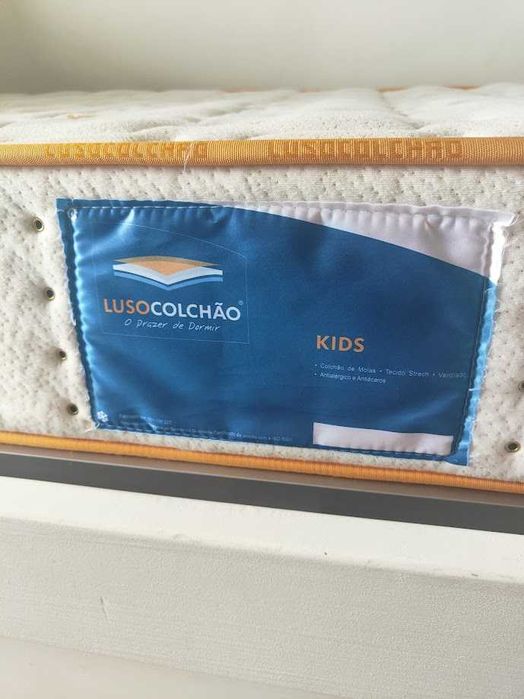 Cama solteiro, madeira, c/gavetão, forma de barco. Colchão incluído.