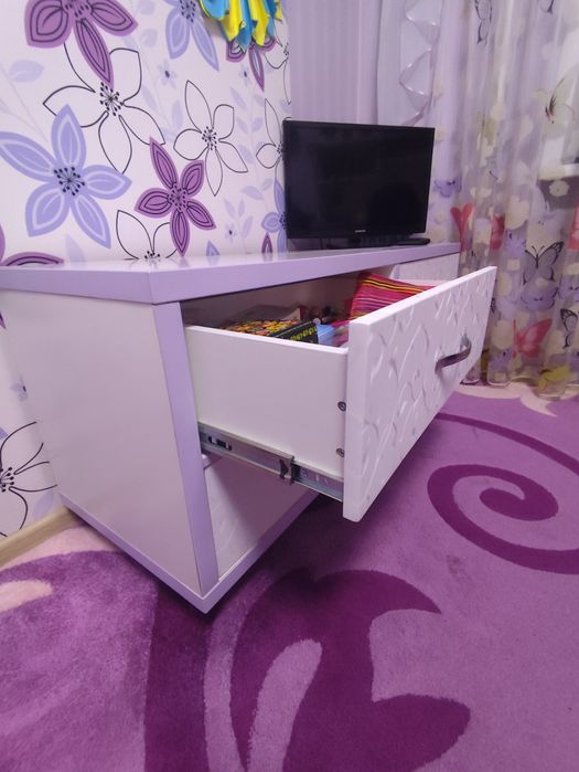 Гарний комод білого кольору