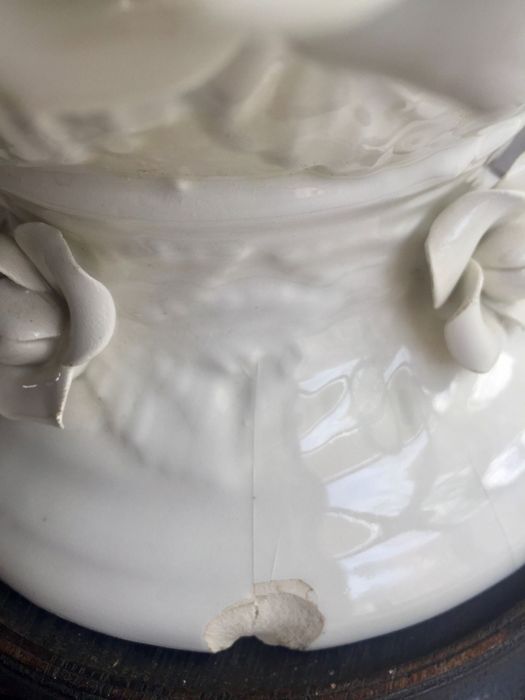 Jarrão porcelana com base de madeira trabalhada