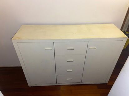 Cómoda branca com gavetas e portas