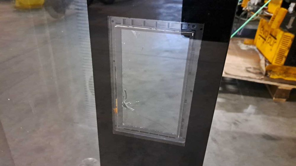 Piec konwekcyjno-parowy Tecnoeka z okapem i podstawą