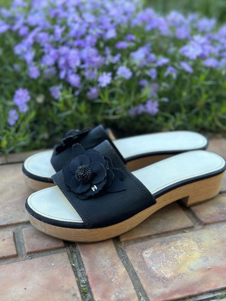 Шльопанці Chanel