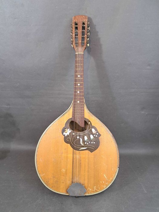 Stara mandolina intarsjowana masą perłową