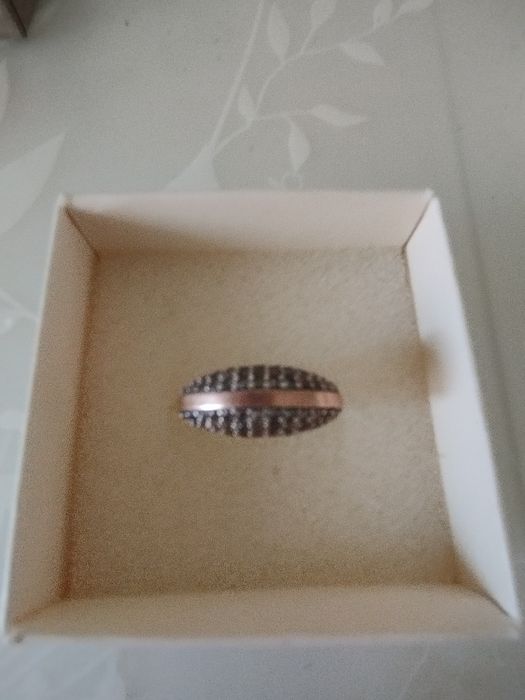 Серебряное кольцо с золотой вставкой, фианиты. Размер 17