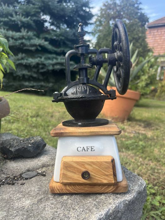 Odnowiony młynek do kawy drewno oliwne
