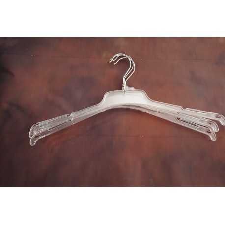 3 wieszaki plastikowe po ubraniach ze sklepu