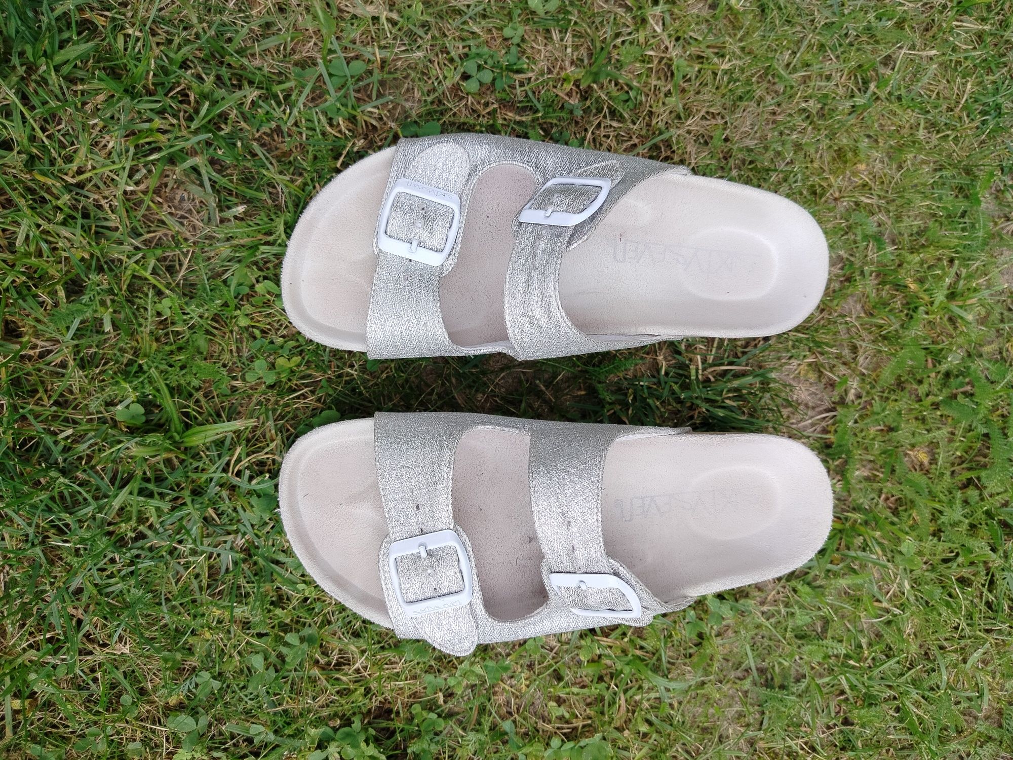 Ładne Buty klapki srebrne wyprofilowane 38