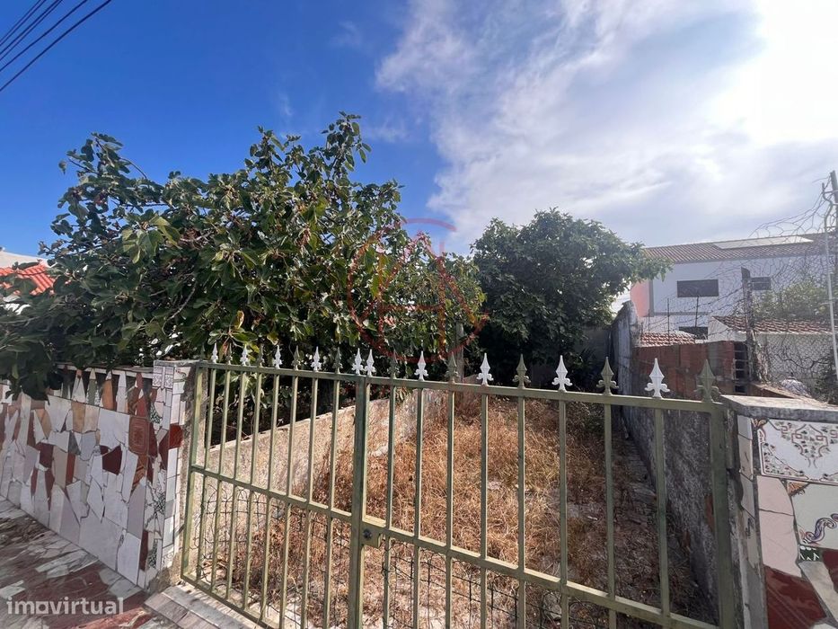 Terreno urbano com projecto aprovado 300m2