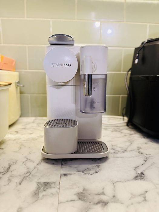 Капсульна Кавоварка Nespresso Lattissima One EN 510.W